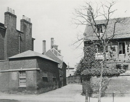 Former alley showing the Fore Street end of the footpath which led to Back Street, now Railway Street, between Young's Brewery (left) and Christ's Hospital School (right). | Hertfordshire Archives and Local Studies/Mr Elsden